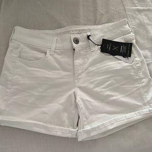 AE Super stretch white shorts